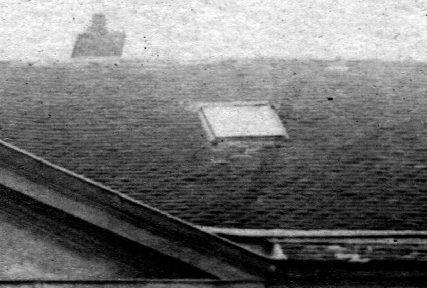 CPA Caserne avec panier devant zoom toit.png.jpg